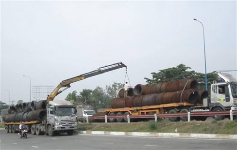 Hàng chục tấn thép trên container rơi xuống đường