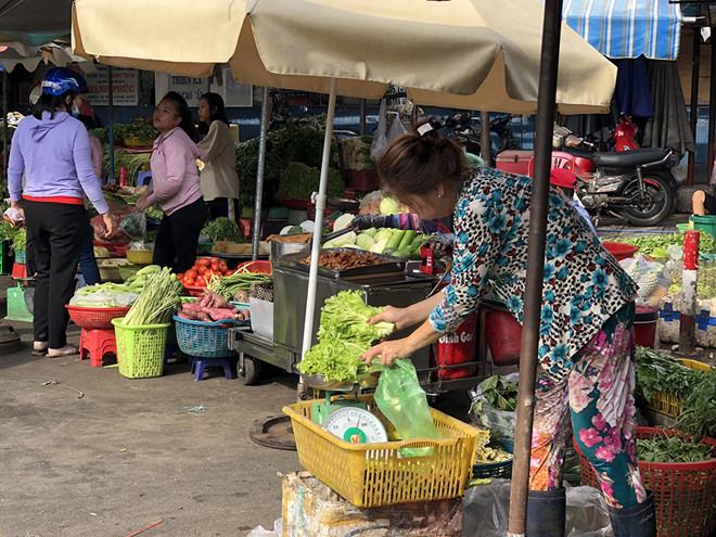 Người mua kẻ bán đều lo lắng trước cơn "bão giá" đang ập đến /// Ảnh: Chí Nhân