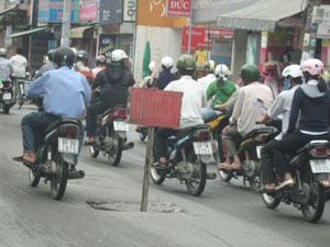 Hàng loạt “bẫy” hố ga trên đường