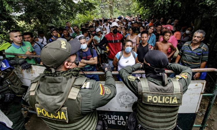 Cảnh sát Colombia chặn người di cư&nbsp;tại cửa khẩu Cucuta hôm 15/3. Ảnh:&nbsp;AFP.
