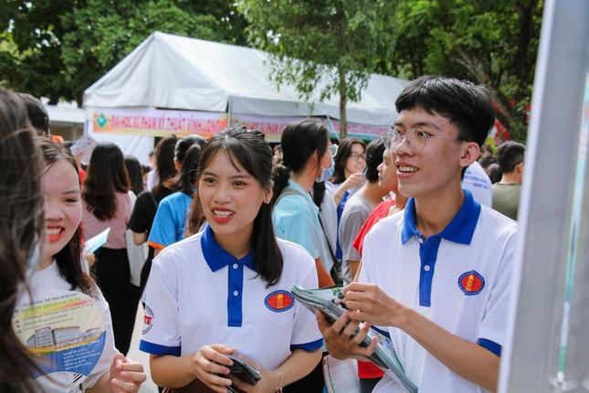 Hàng loạt trường đại học dừng tăng học phí, sinh viên thở phào nhẹ nhõm ảnh 1