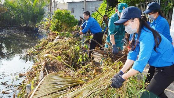 Hàng ngàn bạn trẻ ra quân bảo vệ môi trường