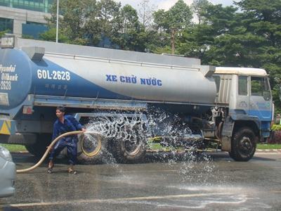 Hàng ngàn lít hóa chất đổ ra đường