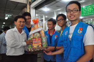 Hàng ngàn lượt bệnh nhân được tình nguyện viên hỗ trợ