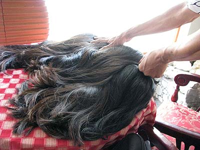 Hàng ngàn mái tóc dài vượt biên