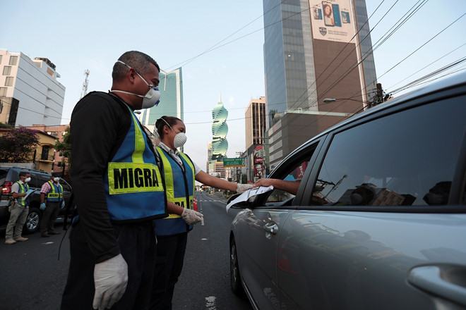 Cảnh sát kiểm tra giấy tờ tài xế tại thành phố Panama trong lúc giới nghiêm được áp đặt nhằm phòng chống Covid-19 /// Reuters