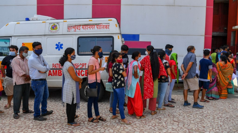 Người dân xếp hàng chờ tiêm vắc xin Covid-19 tại Mumbai, Ấn Độ /// AFP