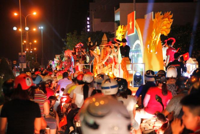 Hàng ngàn người dân Đà Nẵng hòa mình vào đoàn diễu hành qua các tuyến phố