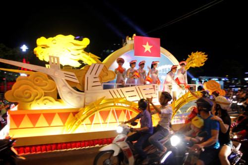 Hàng ngàn người Đà Nẵng xuống đường tưng bừng cùng nghệ sĩ ngoại quốc - ảnh 9