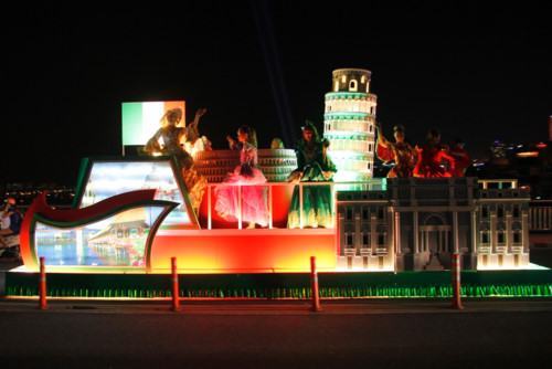 Hàng ngàn người Đà Nẵng xuống đường tưng bừng cùng nghệ sĩ ngoại quốc - ảnh 10