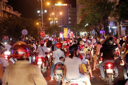 Hàng ngàn người Đà Nẵng xuống đường tưng bừng cùng nghệ sĩ ngoại quốc - ảnh 11