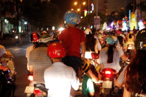 Hàng ngàn người Đà Nẵng xuống đường tưng bừng cùng nghệ sĩ ngoại quốc - ảnh 12