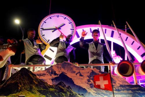 Hàng ngàn người Đà Nẵng xuống đường tưng bừng cùng nghệ sĩ ngoại quốc - ảnh 13