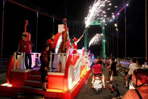 Hàng ngàn người Đà Nẵng xuống đường tưng bừng cùng nghệ sĩ ngoại quốc - ảnh 15