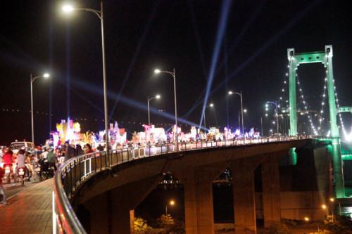 Hàng ngàn người Đà Nẵng xuống đường tưng bừng cùng nghệ sĩ ngoại quốc - ảnh 16