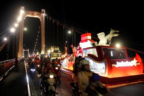 Hàng ngàn người Đà Nẵng xuống đường tưng bừng cùng nghệ sĩ ngoại quốc - ảnh 17