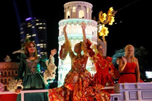 Hàng ngàn người Đà Nẵng xuống đường tưng bừng cùng nghệ sĩ ngoại quốc - ảnh 18