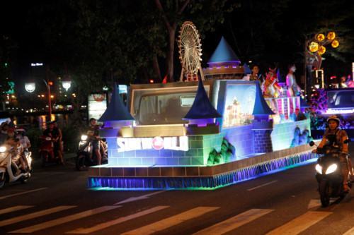 Hàng ngàn người Đà Nẵng xuống đường tưng bừng cùng nghệ sĩ ngoại quốc - ảnh 1