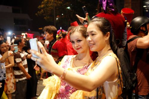 Hàng ngàn người Đà Nẵng xuống đường tưng bừng cùng nghệ sĩ ngoại quốc - ảnh 19