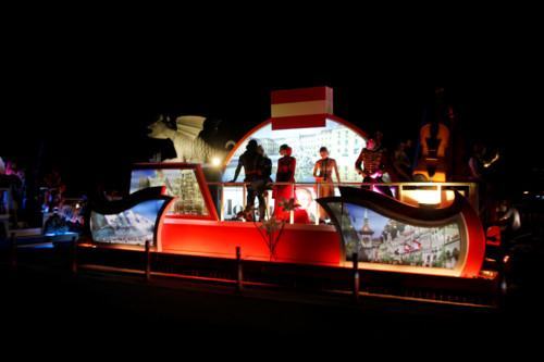 Hàng ngàn người Đà Nẵng xuống đường tưng bừng cùng nghệ sĩ ngoại quốc - ảnh 3