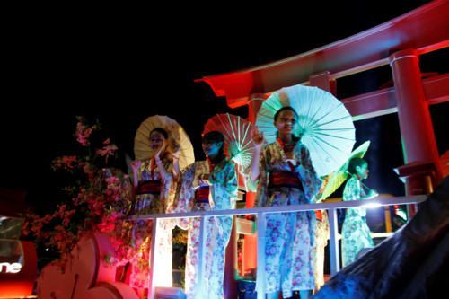 Hàng ngàn người Đà Nẵng xuống đường tưng bừng cùng nghệ sĩ ngoại quốc - ảnh 4