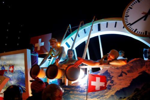 Hàng ngàn người Đà Nẵng xuống đường tưng bừng cùng nghệ sĩ ngoại quốc - ảnh 5