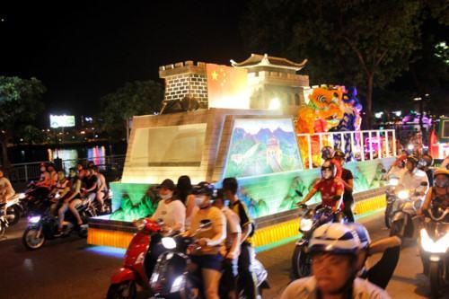 Hàng ngàn người Đà Nẵng xuống đường tưng bừng cùng nghệ sĩ ngoại quốc - ảnh 6