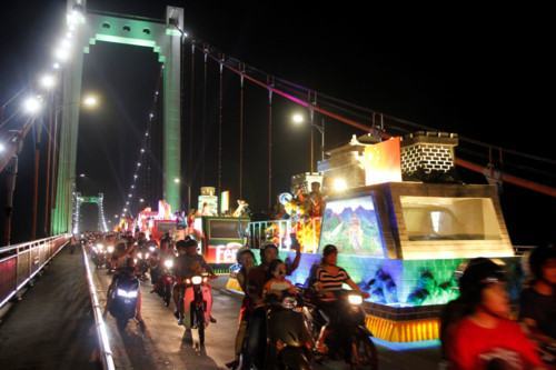 Hàng ngàn người Đà Nẵng xuống đường tưng bừng cùng nghệ sĩ ngoại quốc - ảnh 7