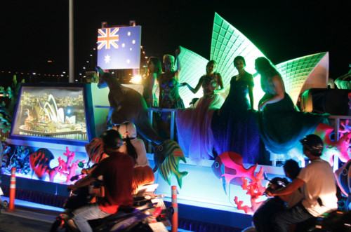 Hàng ngàn người Đà Nẵng xuống đường tưng bừng cùng nghệ sĩ ngoại quốc - ảnh 8