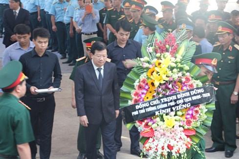 Hàng ngàn người đến viếng phi công Trần Quang Khải - ảnh 1