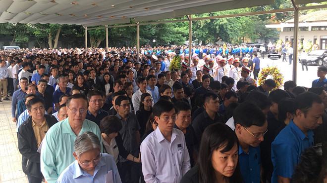 Theo ban tổ chức lễ tang, có hơn 400 đoàn đến dự lễ tang Thứ trưởng Lê Hải An /// Quý Hiên
