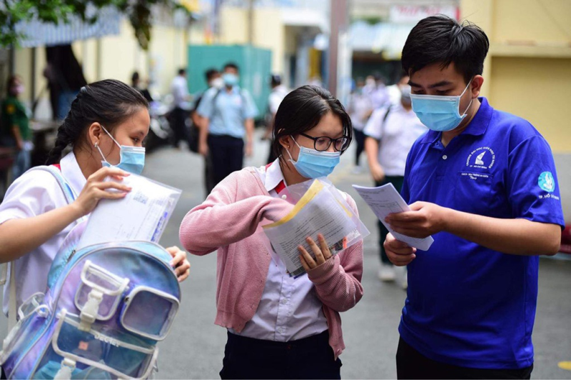 Thí sinh bắt đầu kỳ thi vào lớp 10 tranh suất vào trường chuyên Phổ thông năng khiếu /// Nguyễn Loan