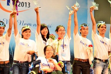 Hàng nghìn tình nguyện viên tham dự trao giải Chim Én 2013