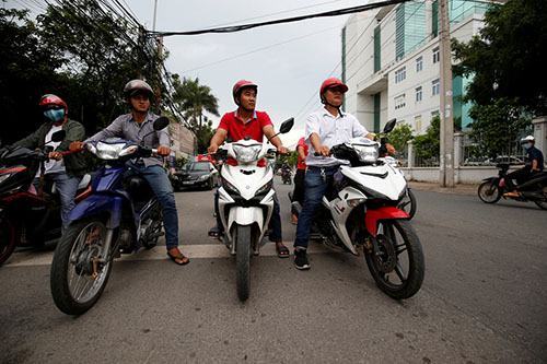 Nguyen Thanh Hai (phải) cùng các chiến hữu đi tuần tra trên đường ở Thủ Dầu Một, tỉnh Bình Dương, hôm 24/5. Ảnh: Reuters.