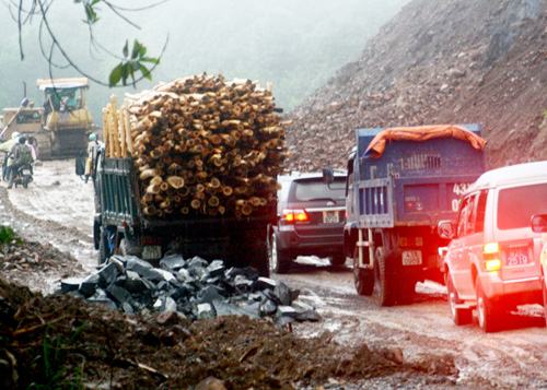 Hàng trăm hành khách mắc kẹt trên đường Hồ Chí Minh do sạt lở