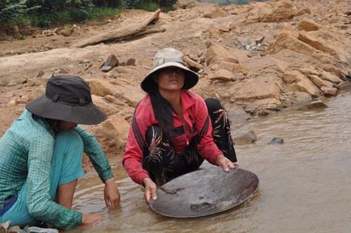 Hàng trăm người đổ ra sông tranh thủ đãi vàng kiếm cơm - ảnh 5