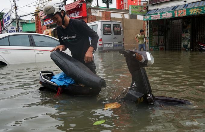 Hàng trăm ôtô chết máy trên đường ngập ở Sài Gòn