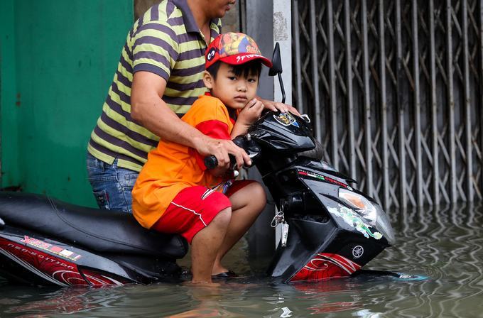 Hàng trăm ôtô chết máy trên đường ngập ở Sài Gòn