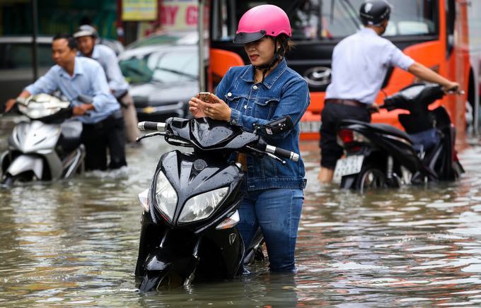 Hàng trăm ôtô chết máy trên đường ngập ở Sài Gòn