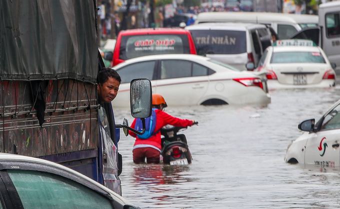 Hàng trăm ôtô chết máy trên đường ngập ở Sài Gòn