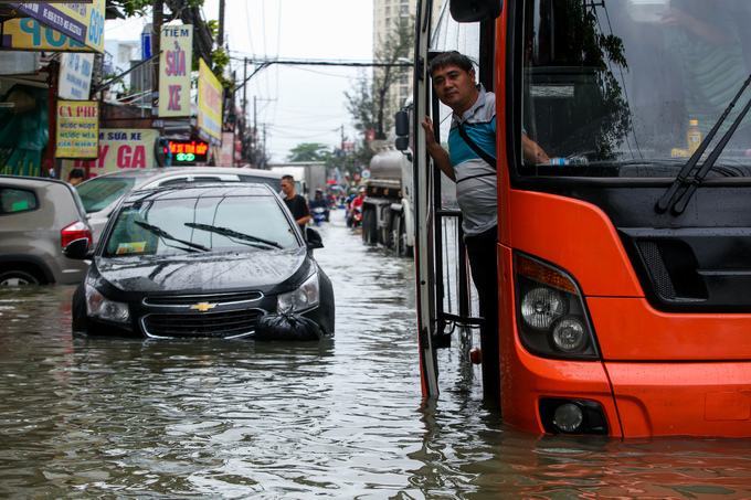 Hàng trăm ôtô chết máy trên đường ngập ở Sài Gòn