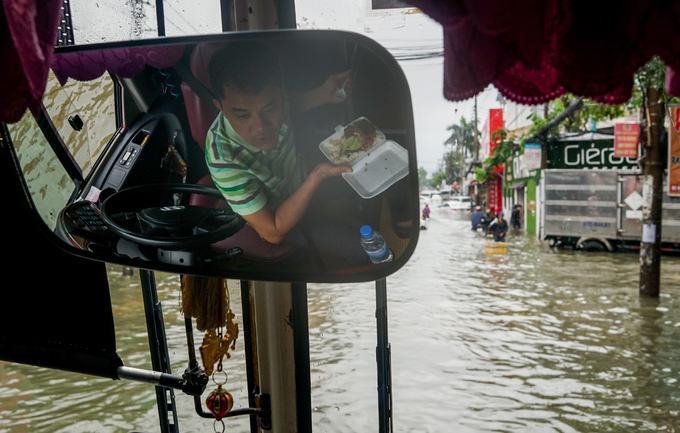 Hàng trăm ôtô chết máy trên đường ngập ở Sài Gòn
