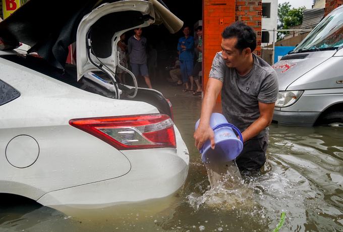 Hàng trăm ôtô chết máy trên đường ngập ở Sài Gòn