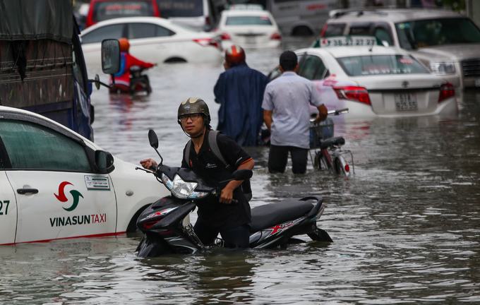 Hàng trăm ôtô chết máy trên đường ngập ở Sài Gòn