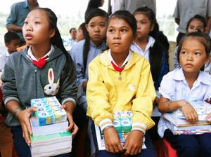 Hàng trăm suất học bổng cho trẻ em mồ côi