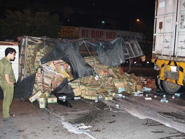 Hàng trăm thùng sữa đổ xuống đường, không có hôi của