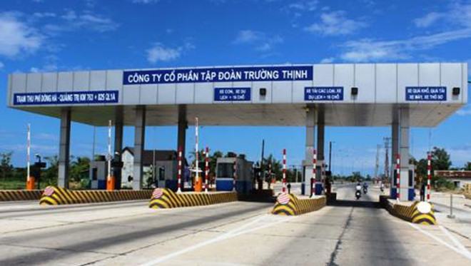 Hàng trăm xe bám đuôi nhau vượt trạm thu phí không dừng để trốn vé