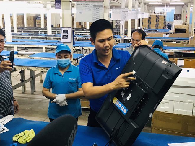 Sản phẩm ti vi Asanzo với linh kiện nhập khẩu đến 70 - 80% vẫn được chủ doanh nghiệp cho là hàng xuất xứ Việt 	  /// Ảnh: Ng.Ng