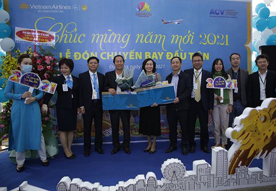 Hàng không và cảng biển Đà Nẵng đón khách đầu năm 2021