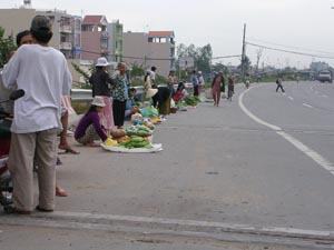 Hành lang đường bộ bị lấn chiếm